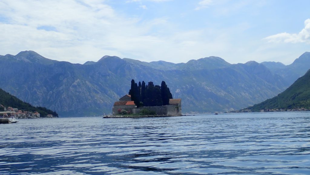Wyspa na Zatoce Kotorskiej w Czarnogórze, widziana z pokładu motorówki.