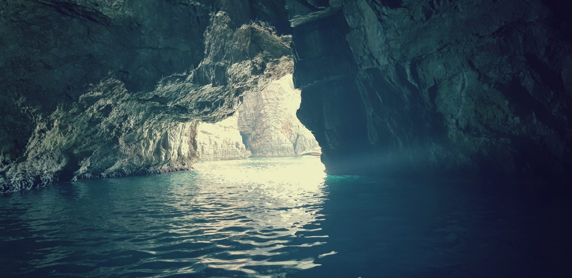 Czarnogóra wnętrze błękitnej jaskini