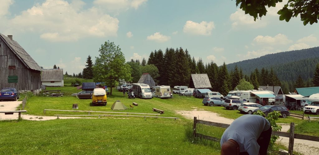 Czarnogóra mężczyzna rozkładający namiot na kempingu w Durmitorze.