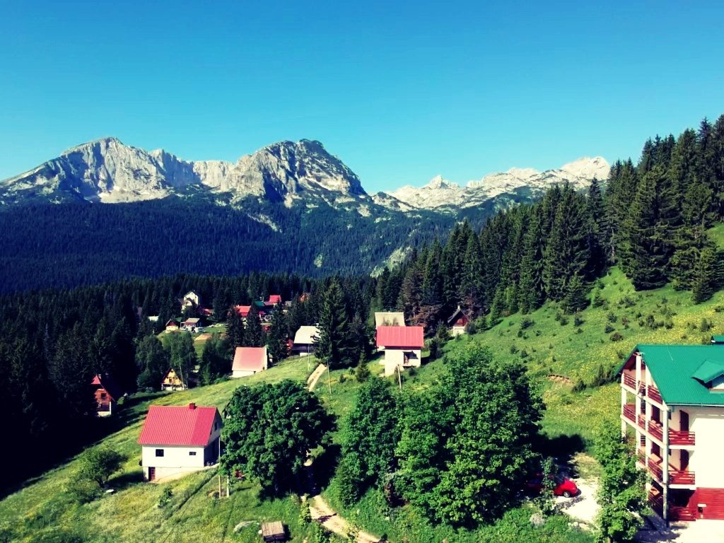 Widok na Góry Durmiotoru z campingu w Czarnogórze.