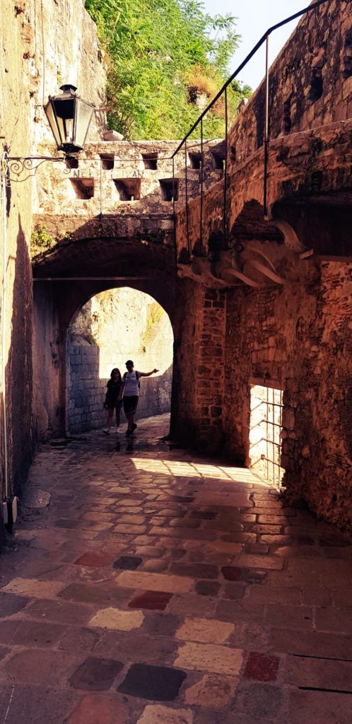 Wąska uliczka w Kotorze, Czarnogóra. Zabytkowe mury.