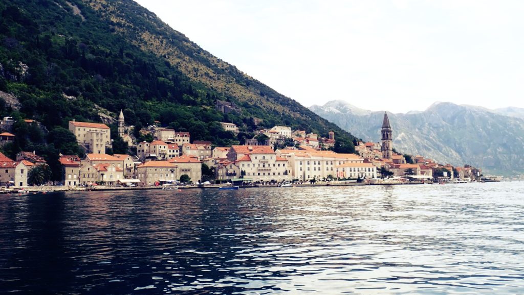 Widok z łódki podczas rejsu Zatoką Kotorską. Miasto perast widziane od strny wody, Czarnogóra.