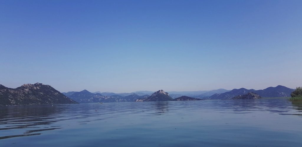 Jezioro Szkoderskie widziane z motorówki podczas rejsu.