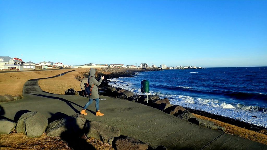 Wybrzeże Keflaviku na Islandii widok na ocean Atlantycki