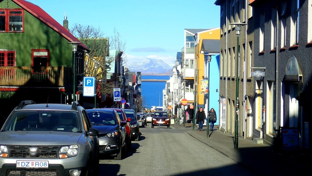 Ulica w Reykjaviku biegnąca w stronę zatoki