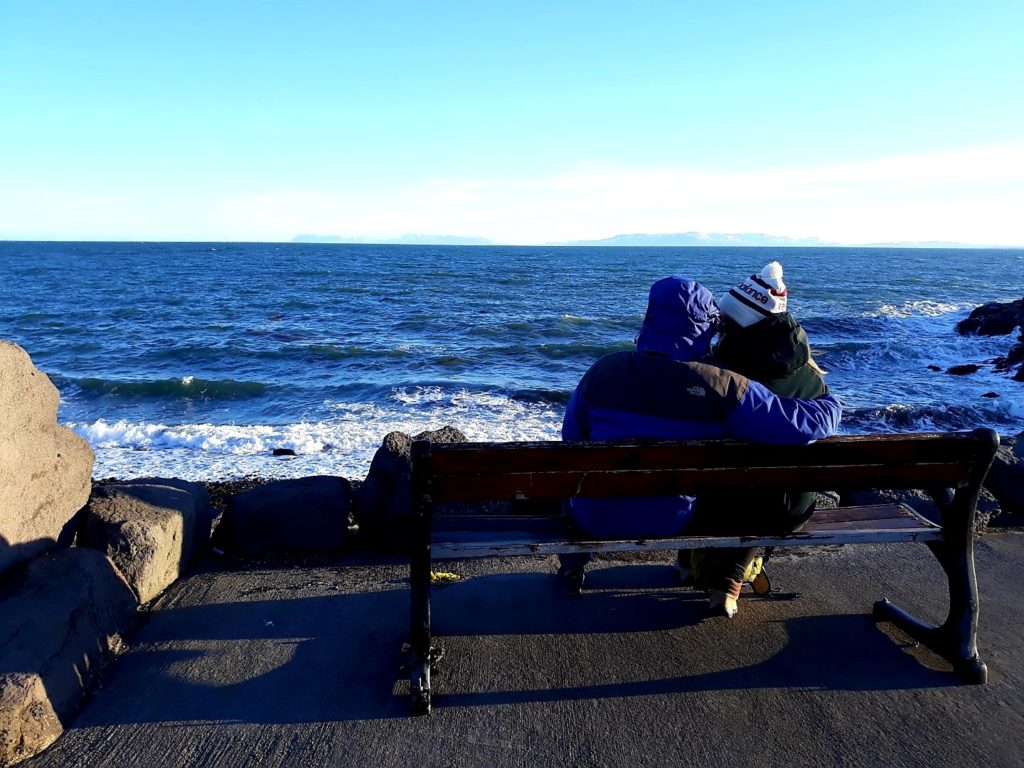 Ławczeka z widokiem na ocean w Keflaviku na Islandii