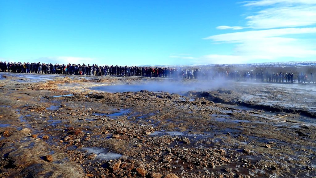 Tłum ludzi czekający na wybuch gejzera na Islandii