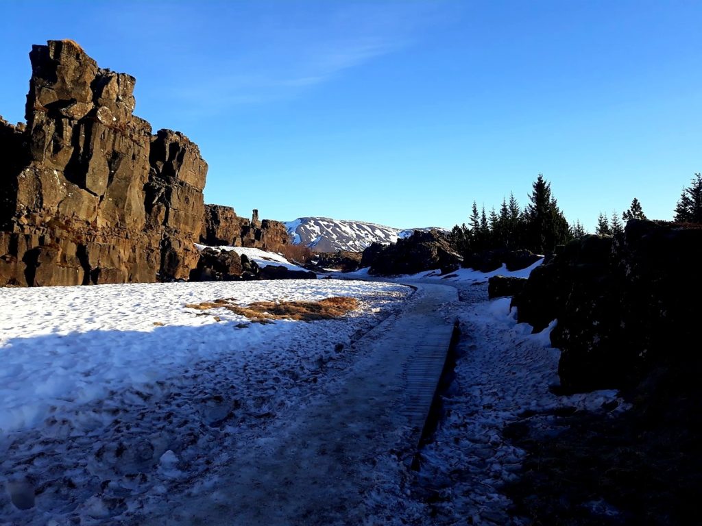 Droga przez Park Narodowy Pingvellir na Islandii