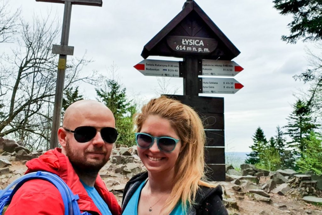 Para w ciemnych okularach na szczycie Łysicy.