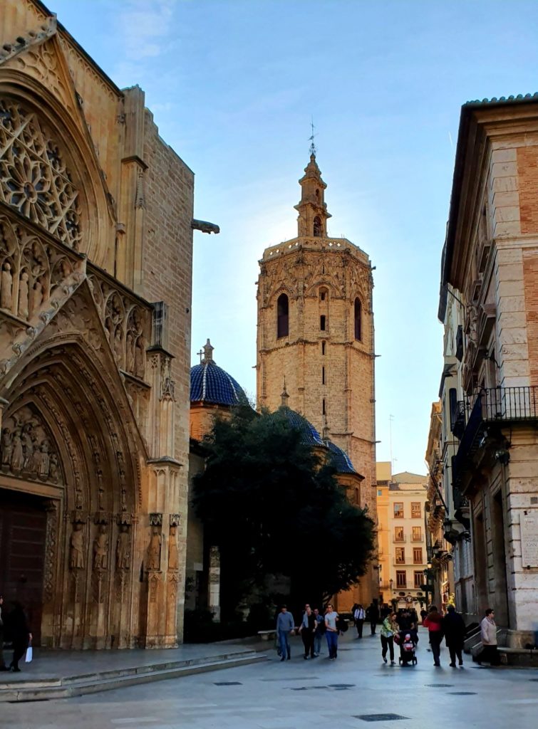 Wieża katedry w Walencji.