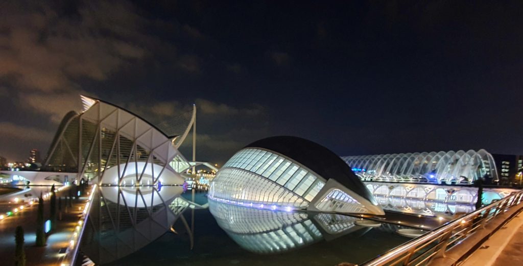 Nwoczesna cześć Walencji, modernistyczne budynki rozświetlone nocą.