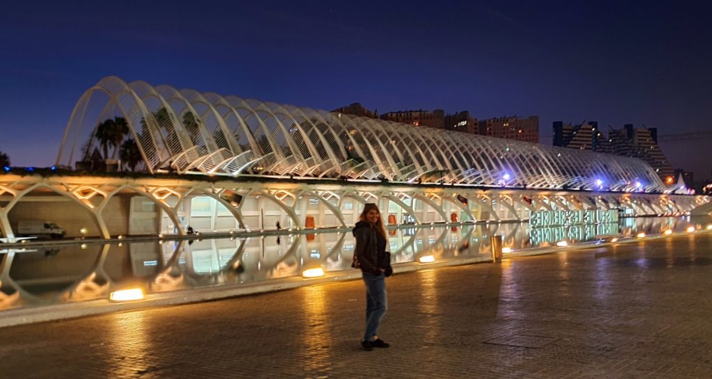 Nwoczesna cześć Walencji, modernistyczne budynki rozświetlone nocą.