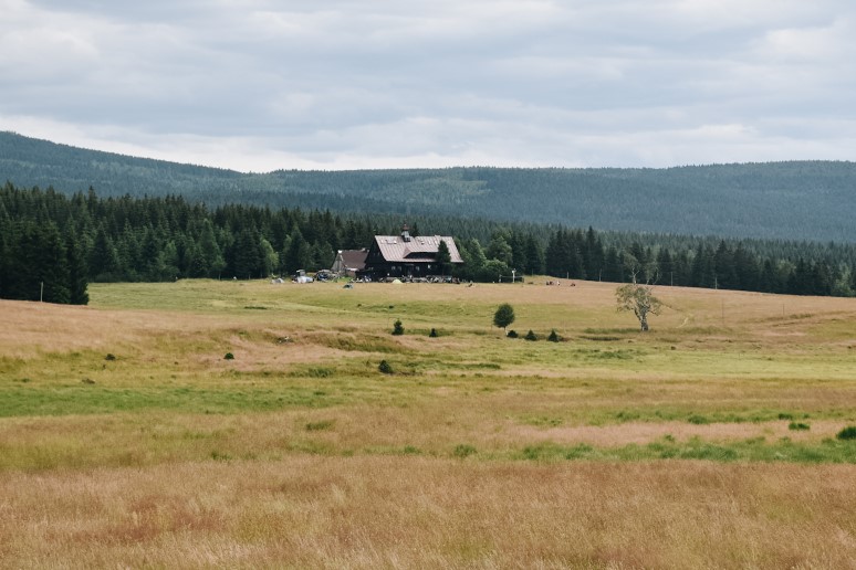 Schronisko górskie na Hali Izerskiej.