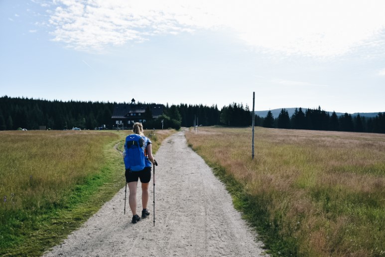 Turystka idąca górskim szlakiem.