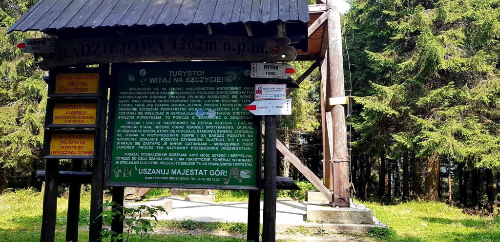 Tablica informacyjna na szczycie Radziejowej.