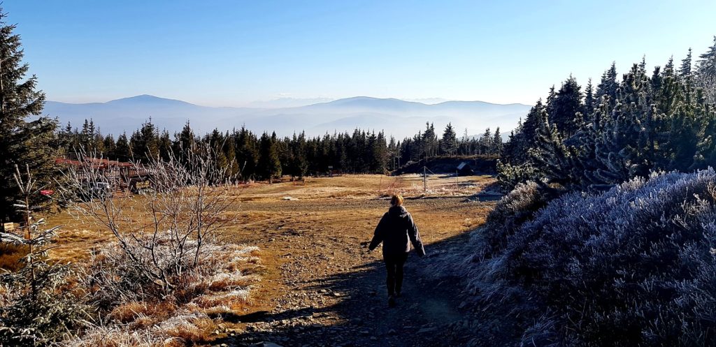 Dziewczyna idąca górskim szlakiem. Skrzyczne widok na Tatry. Piękny słoneczny dzień.