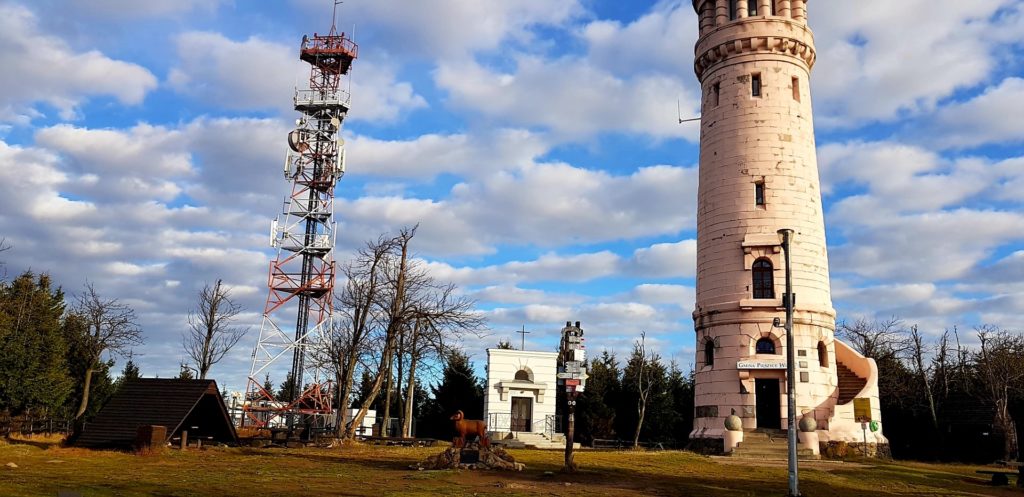 Szczyt Wielkiej Sowy, wieża widokowa, wieża radiowa i kapliczka.