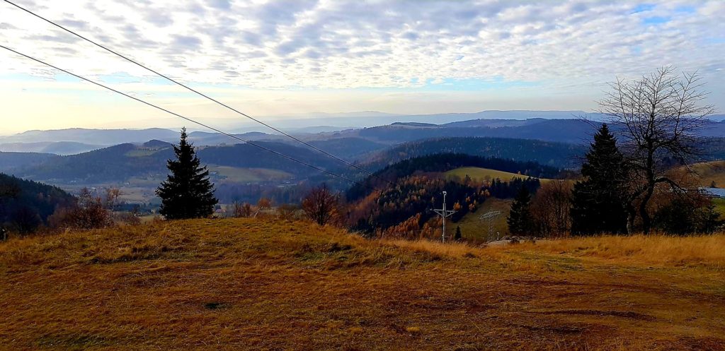 Panorama podczas zejścia z gór, jesienne kolory.