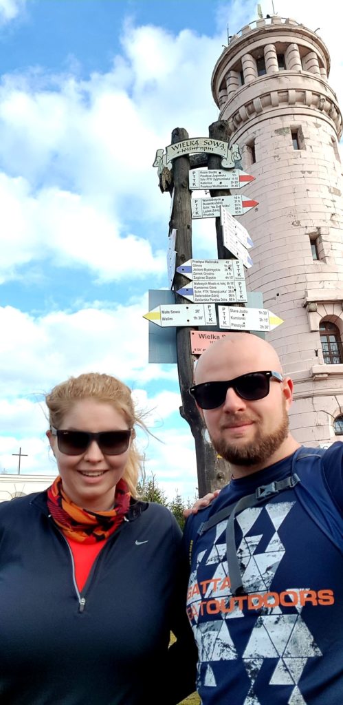Wielka Sowa, wieża na szczycie, zdjęcie pary.