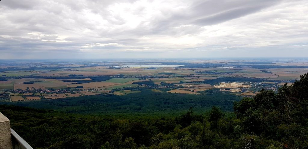 Panorama widziana z wieży widokowej na Ślęży.