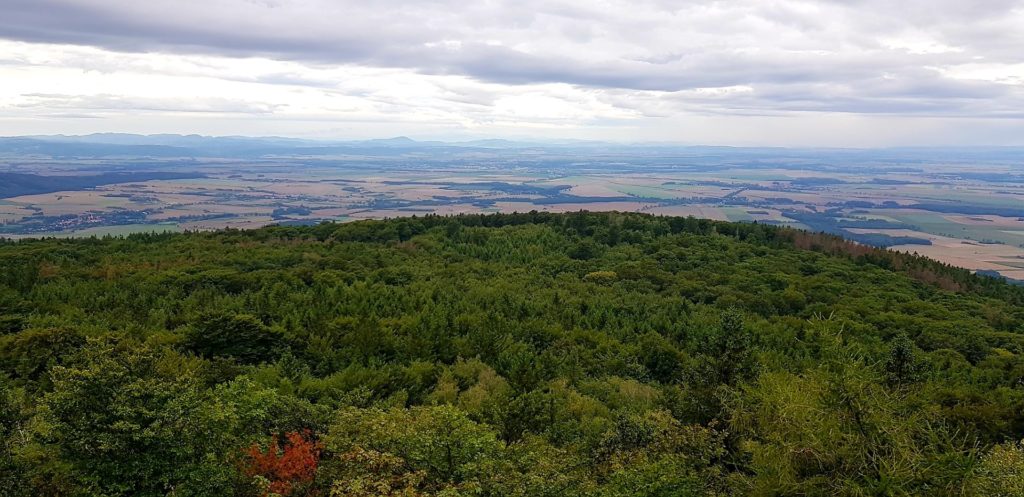 Panorama widziana z wieży widokowej na Ślęży.