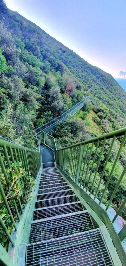 Zielone schody nad Jeziorem Garda. ścieżka widokowa.