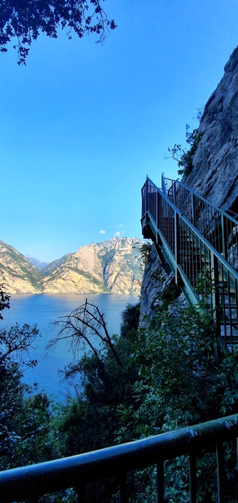Zielone schody nad Jeziorem Garda. ścieżka widokowa.