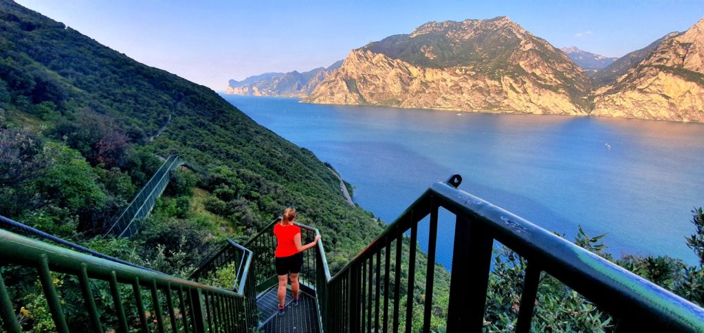 Dziewczyna na zielonych schody nad Jeziorem Garda. ścieżka widokowa.