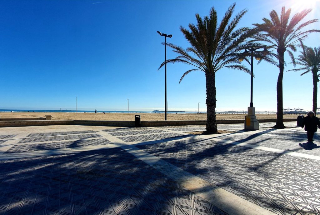 Słoneczny dzień w Walencji, widok na miejską plażę.