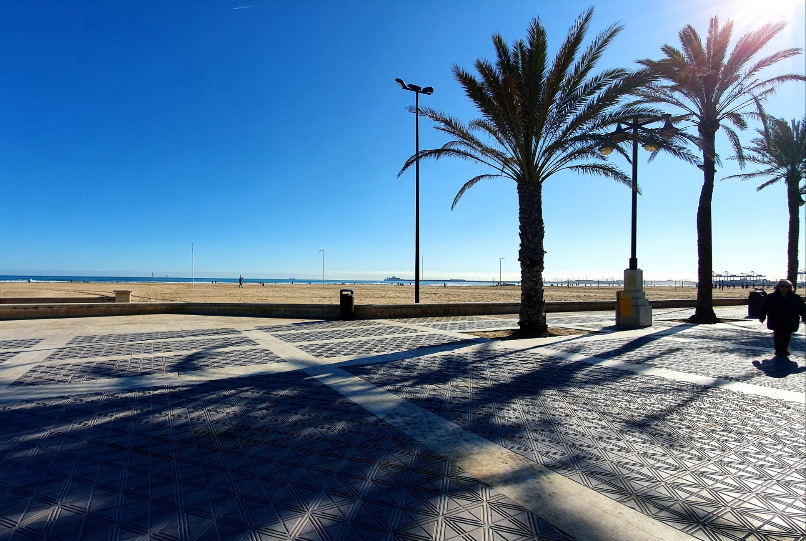 Słoneczny dzień w Walencji, widok na miejską plażę.