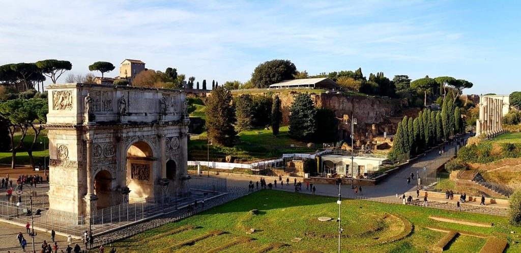 Rzym, widok na Palatyn z Koloseum