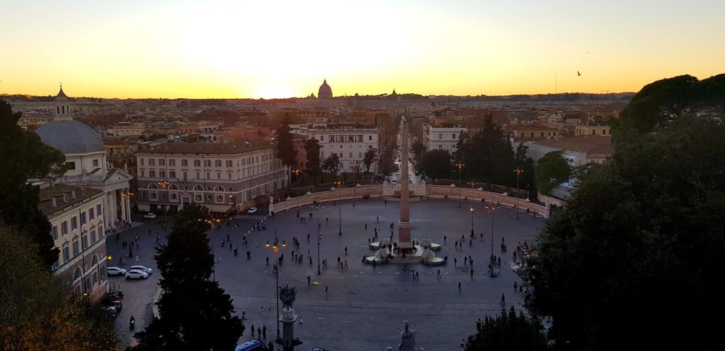 Rzym, paorama z tarasu widokowego Terrazza del Pincio przy Piazza del Popolo, achód słońca nad Watykanem