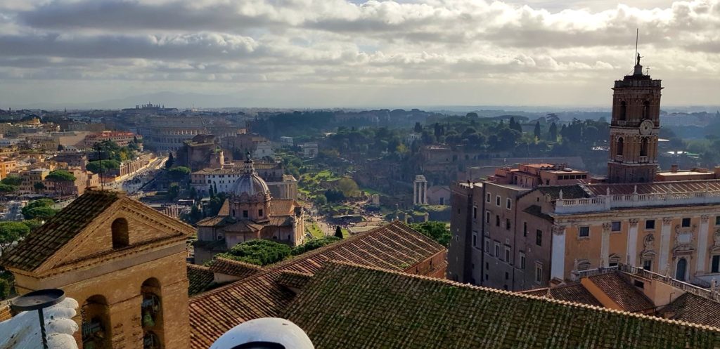 Rzym, panorama miasta z tarasu widokowego na Ołtarzu Ojczyzny w tel Koloseum i Forum Romanum