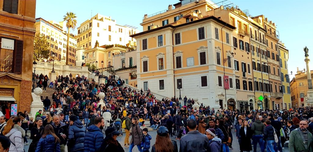 Rzym, tłum turystów na Schodach Hiszpańskich