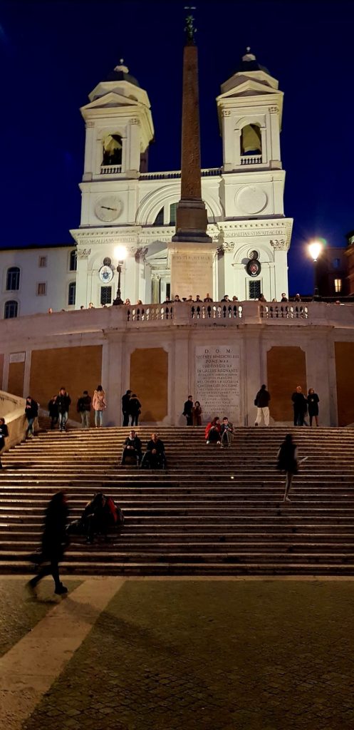 Rzym, kościół Trinità dei Monti na szczycie Schodów Hiszpańskich