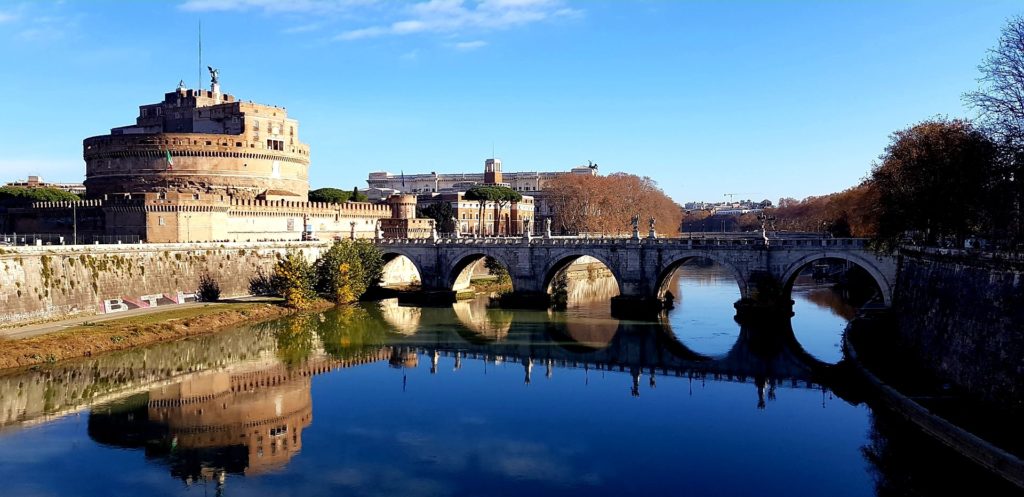 Rzym widok na rzekę i zamek Świetego Anioła