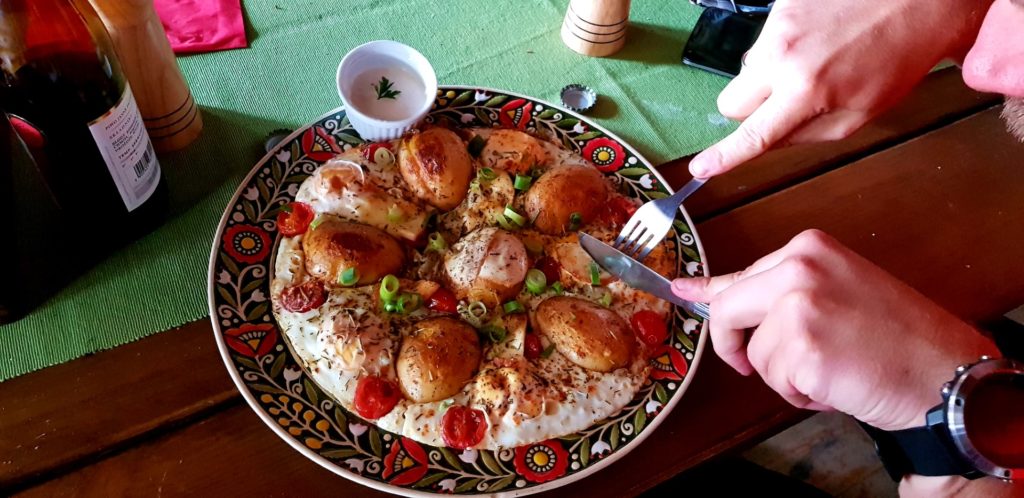 Apetycznie wyglądający posiłek w jednym ze schronisk.