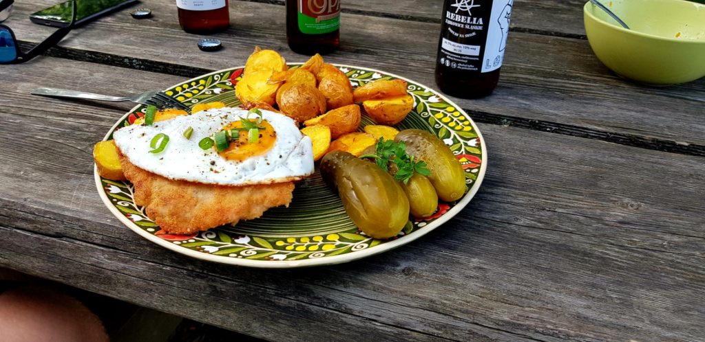 Apetycznie wyglądający posiłek w jednym ze schronisk.