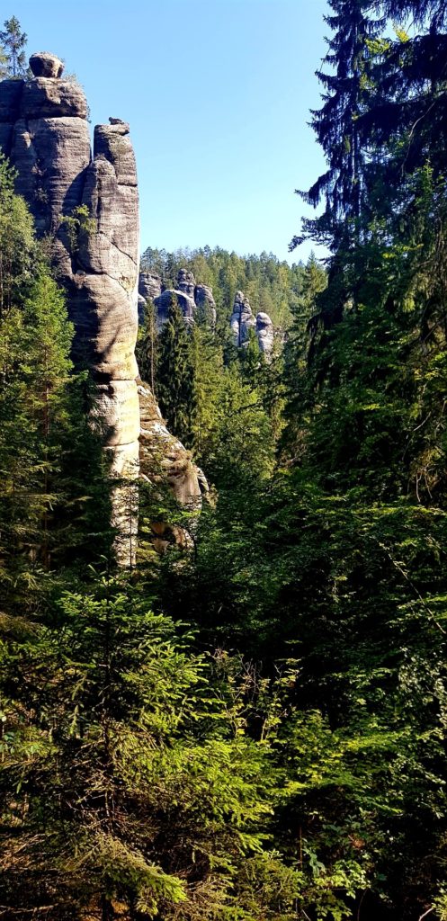 Góry Stołowe, potężne rzeźby skalne na tle czystego nieba.