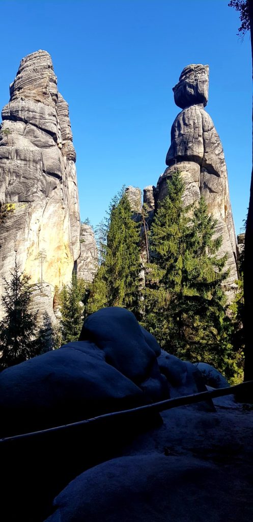 Góry Stołowe, potężne rzeźby skalne na tle czystego nieba.