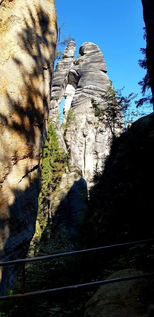 Góry Stołowe, potężne rzeźby skalne na tle czystego nieba.