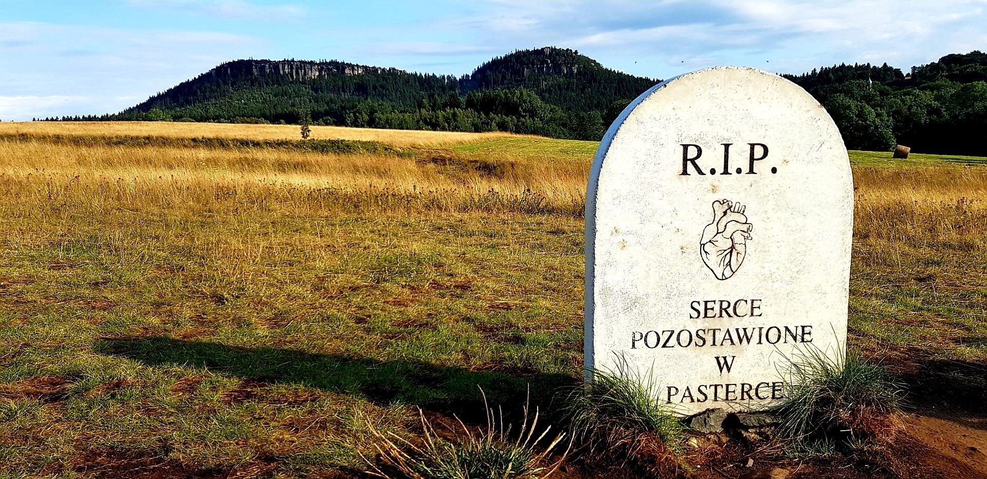 Pomnik serca w Pasterce widziany na tle Szczelińca, Góry Stołowe.