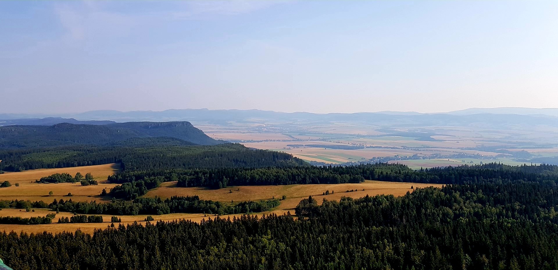 Widok na Góry stołowe ze Szczelińca.
