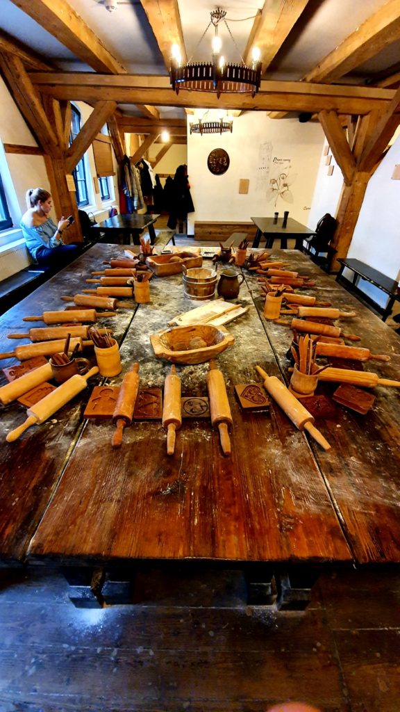 Toruńskie Żywe Muzeum Piernika, stół, na którym przygotowuje się pierniki