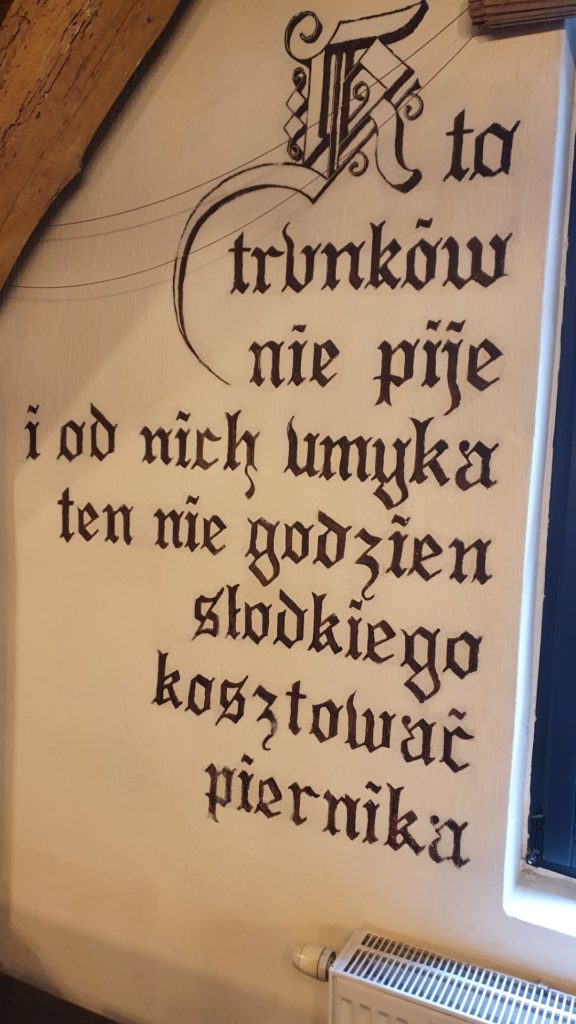 Toruńskie Żywe Muzeum Piernika, napis na ścianie