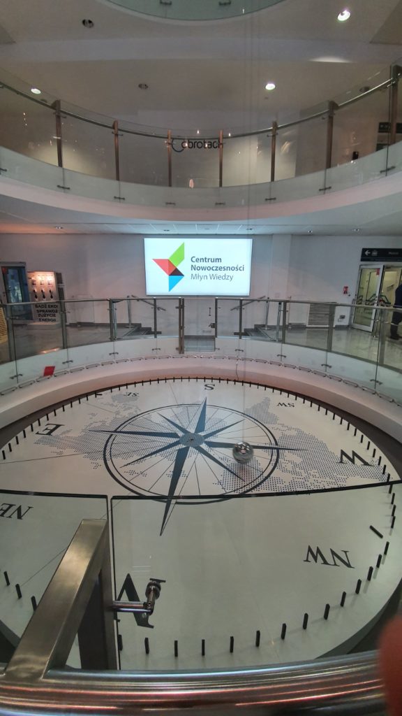 Toruń, Centrum Nowoczesności Młyn Wiedzy, wejście i wahadło Foucaulta