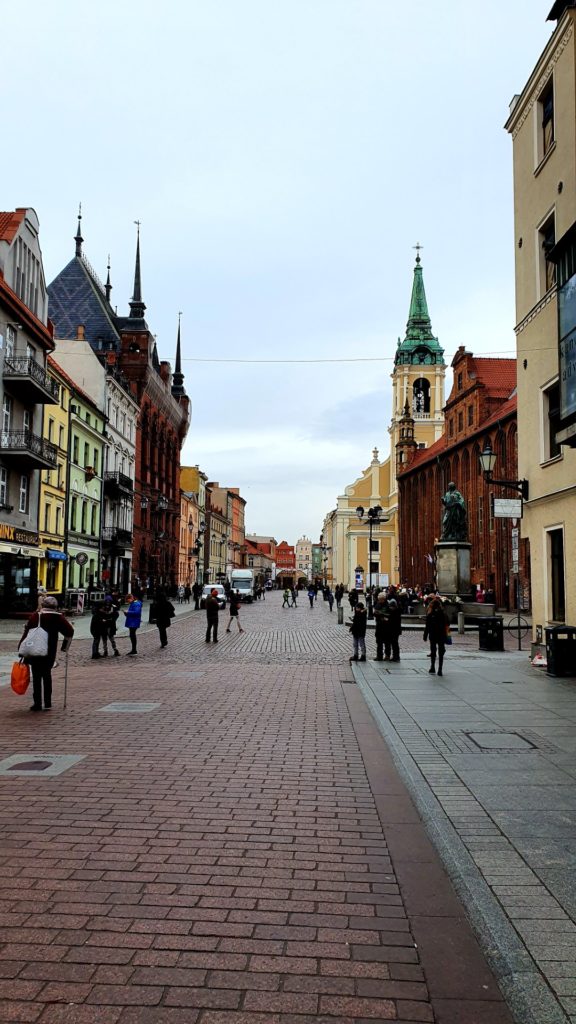 Widok uliczki na toruńskiej starówce, odrestaurowane kamienice