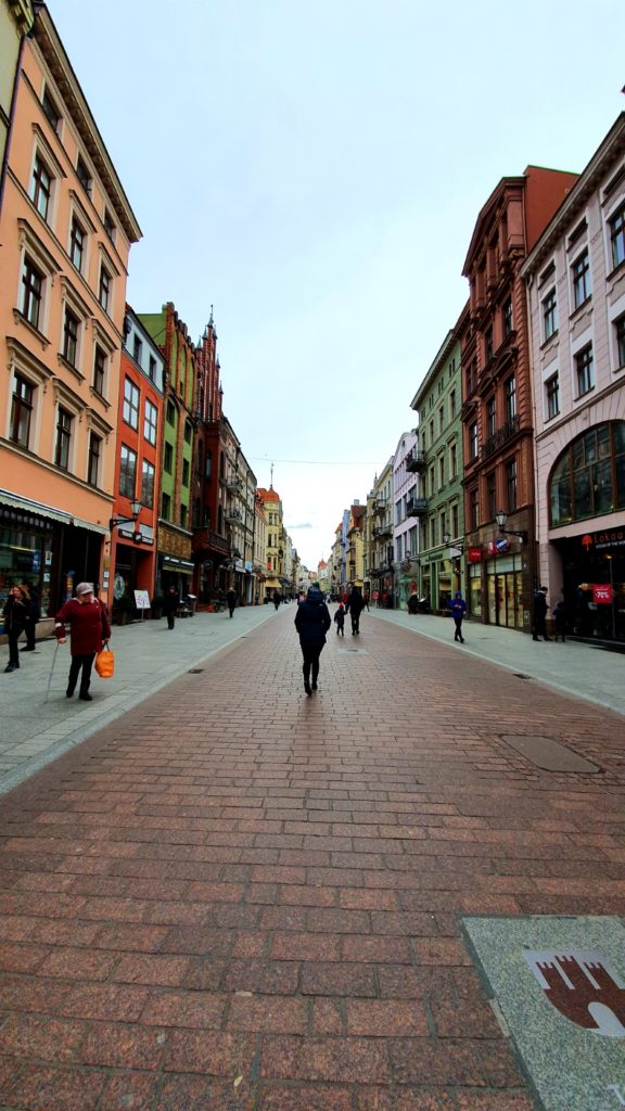 Widok uliczki na toruńskiej starówce, odrestaurowane kamienice