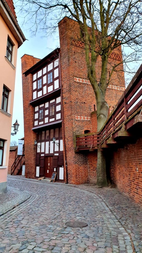 Widok krzywej wieży w Toruniu