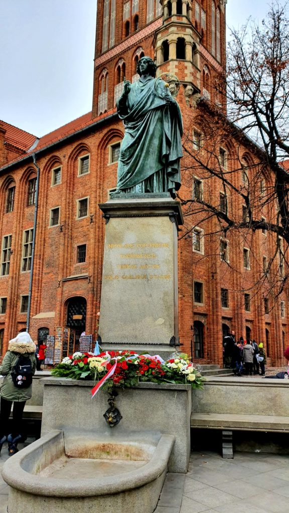 Toruń, pomnik Mikołaja Kopernika i wieża ratusza